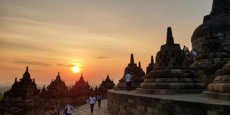 Borobudur Tour Guide (2026) Sunrise, Sunset, Prices & Climb-Up Ticket Explained Clearly Borobudur Sunset