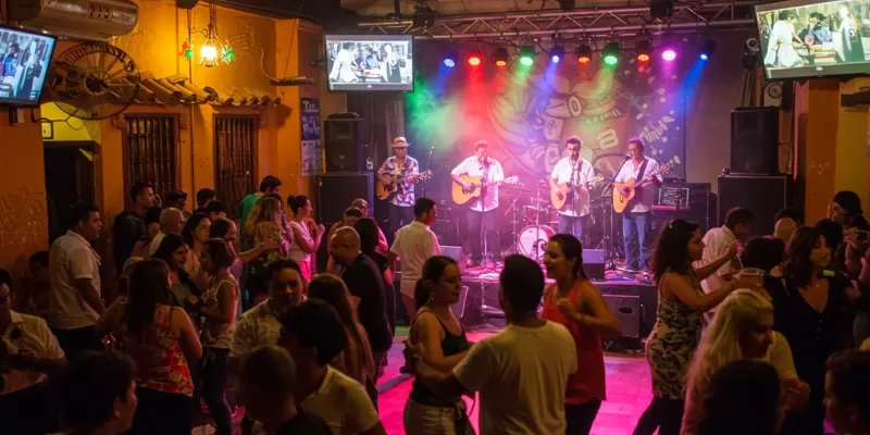 dance-salsa-at-cafe-havana