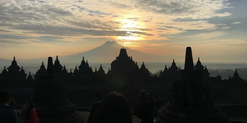 Borobudur Tour Guide (2026) Sunrise, Sunset, Prices & Climb-Up Ticket Explained Clearly Setumbu Hill Sunrise